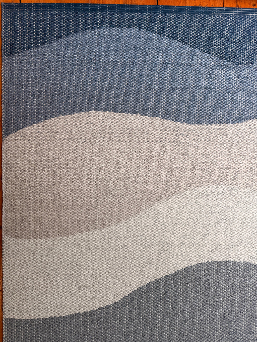 Pappelina Teppich Urvi Water "Wellen Blau-Grau" 70x100 cm
